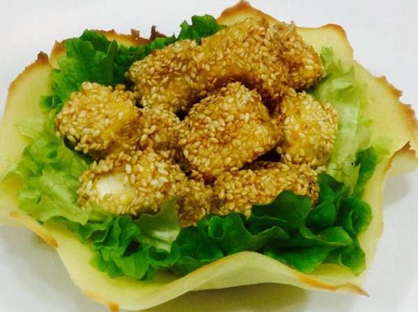 Сверху положить сырные кубики. Сверху положить сырные кубики.