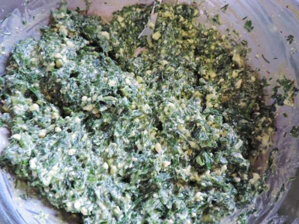 Творог растираем вилкой с яйцом и солью (по вкусу). Добавляем сыр, натертый на крупной терке.
К полученной массе добавляем измельченный шпинат и зелень (у меня ее было 30г, петрушки примерно в два раза меньше укропа). Перемешиваем.
