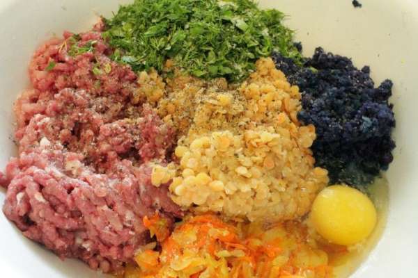 Мясо и капусту пропустить через мясорубку, добавить отваренную чечевицу, обжаренные лук и морковь, одно яйцо, зелень петрушки и укропа, посолить и поперчить по вкусу.