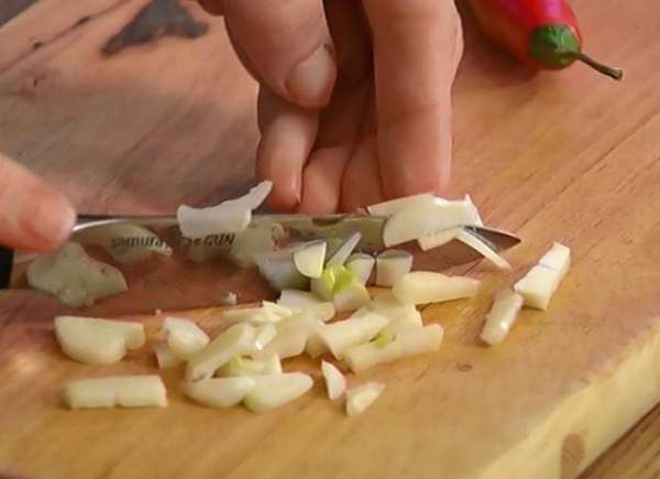 Чеснок почистить и нарезать пластинками.