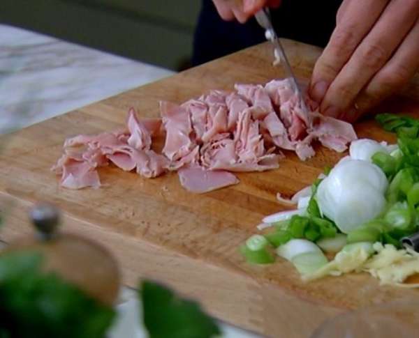 Ветчину нарезать кубиками. Ветчину нарезать кубиками.