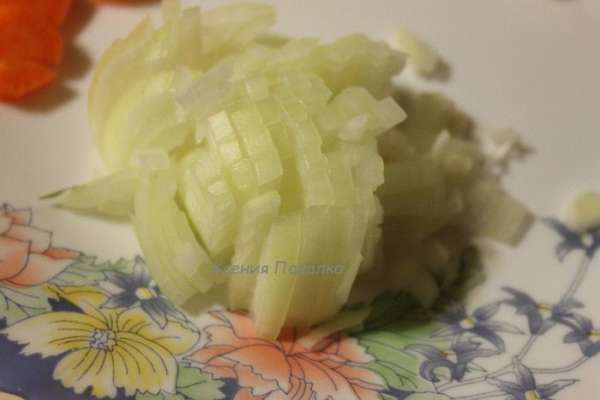 Лук нарезать мелкими кубиками. Лук нарезать мелкими кубиками.