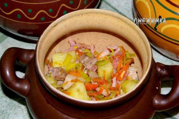 Затем положить смесь мяса с овощами.