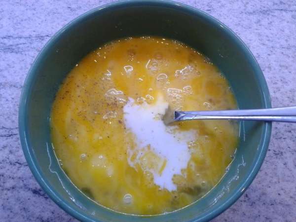 В миску вбить яйца, влить молоко, соль, перец по вкусу. Взбить вилкой до однородной массы. Сыр, берите любой, какой любите! Режим на мелкие кусочки, он потом расплавится и будет такими вкусовыми приятными островками!