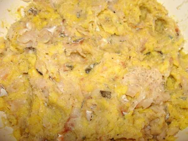 Добавить сваренный с куркумой и солью рис. Перемешать.