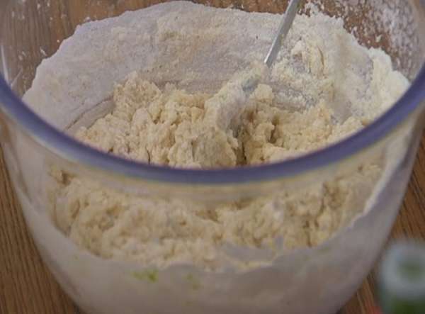 Всыпать муку с сахаром и быстро вымешать тесто.