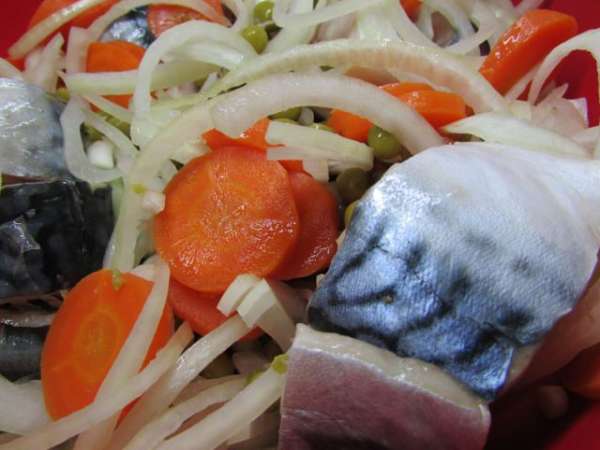 В миске аккуратно смешать скумбрию с овощами. В миске аккуратно смешать скумбрию с овощами.