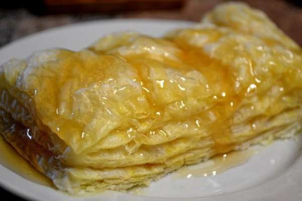 Десерт для ленивых!)
Медовая лень!)
Нооо....вкуснооо)
Прямоугольник слоёного не дрожжевого теста на тарелочке ставлю в микроволновку и всЁ!3мин. десерт готов...полила мёдом)Хрустящий)