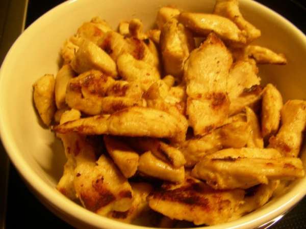 Куриное филе режем небольшими кусочками и обжариваем на небольшом количестве оливкового масла до готовности. Даем остыть.
