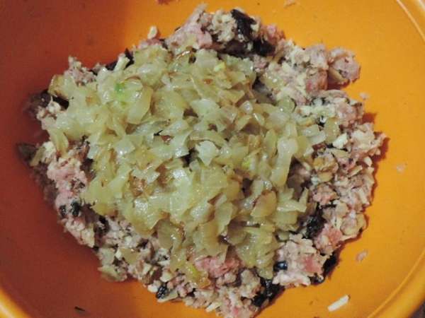 Фарш я готовила сама из свиной лопатки и сала. Вместе с мясом прокручиваем третью луковицу.
К полученному фаршу добавляем натертый сыр, нарезанный чернослив, измельченные орехи и остывший лук.
Все перемешиваем до однородности, солим по вкусу. Я еще добавила немного сухих прованских трав. Фарш я готовила сама из свиной лопатки и сала. Вместе с мясом прокручиваем третью луковицу.
К полученному фаршу добавляем натертый сыр, нарезанный чернослив, измельченные орехи и остывший лук.
Все перемешиваем до однородности, солим по вкусу. Я еще добавила немного сухих прованских трав.