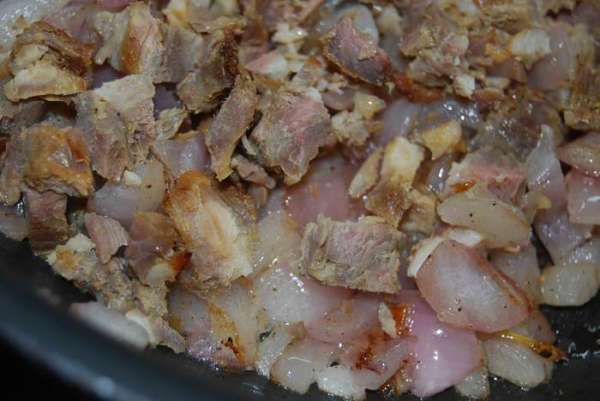 Обжарим до золотистости мелко нарезанный лук и добавим к нему мясо,ветчину...