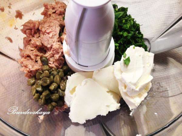 Готовим начинку. В кухонном комбайне смешать тунец, крем сыр, каперсы и петрушку. Посолить, поперчить по вкусу и перемешать. Готовим начинку. В кухонном комбайне смешать тунец, крем сыр, каперсы и петрушку. Посолить, поперчить по вкусу и перемешать.