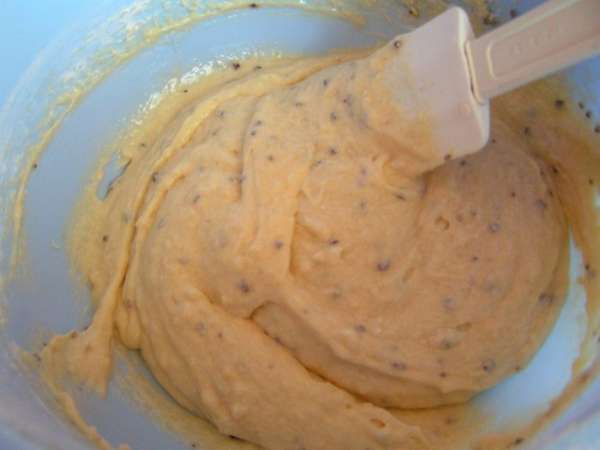 Корж:
Мягкое масло взбить с сахаром и кофе, взбивая, по одному добавлять яйца и белок. Добавить цедру. Просеять муку и перемешать лопаткой и добавить гашеную соду.