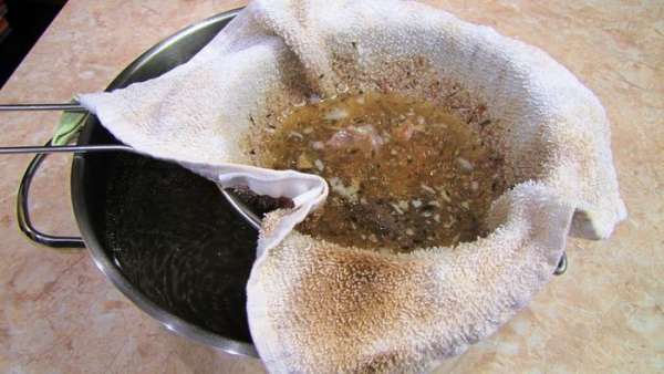 Возьмите чеснок и разберите его на зубчики.
Надавите на зубчик, чтобы кожица лопнула. Так легче будет снять ее. Срежьте попку и снимите кожицу. Возьмите чеснок и разберите его на зубчики.
Надавите на зубчик, чтобы кожица лопнула. Так легче будет снять ее. Срежьте попку и снимите кожицу.