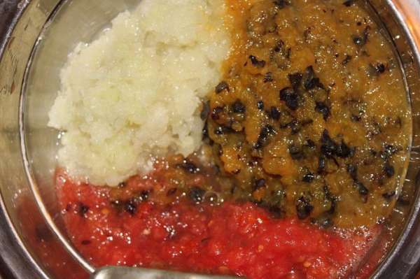 Пропустить через мясорубку сливы, помидоры и лук. Переложить массу в кастрюльку, посолить, добавить сахар и варить сначала на большом огне, а после того, как закипит, уменьшить огонь и на медленном огне варить 1,5 часа. Чеснок добавить за 10 минут до окончания варки. Соус остудить и разложить по стерилизованным банкам.
Пропустить через мясорубку сливы, помидоры и лук. Переложить массу в кастрюльку, посолить, добавить сахар и варить сначала на большом огне, а после того, как закипит, уменьшить огонь и на медленном огне варить 1,5 часа. Чеснок добавить за 10 минут до окончания варки. Соус остудить и разложить по стерилизованным банкам.