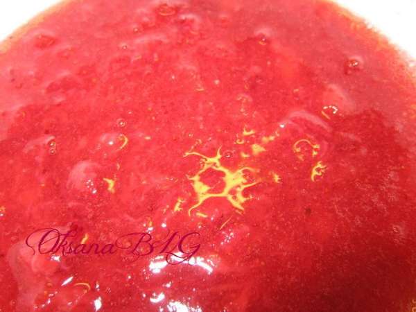 Клубнику перетереть с сахаром. У меня мороженая клубничка http://www.edimdoma.ru/recipes/24311  Можно клубнику заменить любым вареньем, а лучше джемом.
