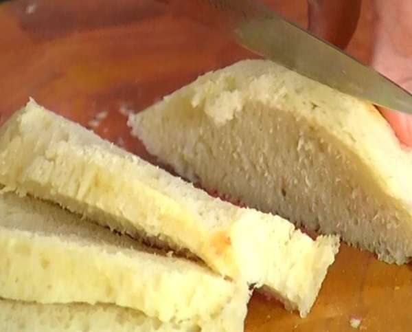 С хлеба снять корку, поломать мякоть на небольшие кусочки.