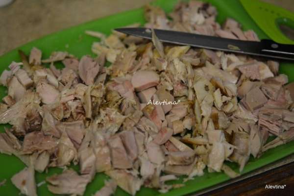 Разогреть духовку до 180°С. 
Если у вас готовая курица или индюшка, очищаем ее от костей и кожицы и нарезаем мелко.