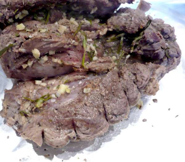 Со сварившегося мяса снимаем нить и заворачиваем мясо в фольгу на 15 минут. 