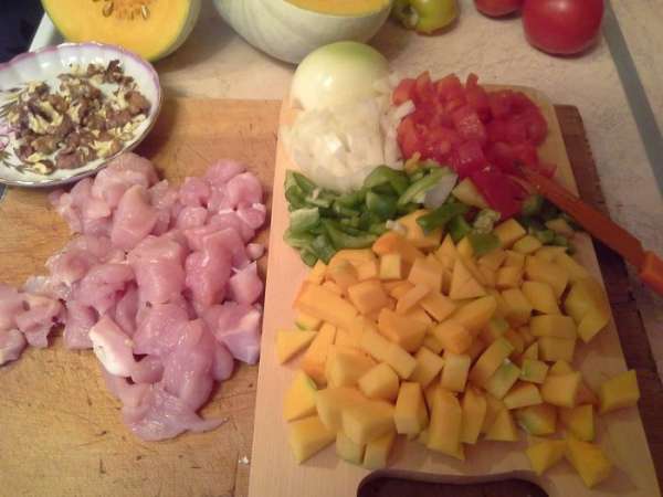 Режу кубиком лук, тыкву, помидоры, перец, мясо. Очищаю грецкий орех. Режу кубиком лук, тыкву, помидоры, перец, мясо. Очищаю грецкий орех.