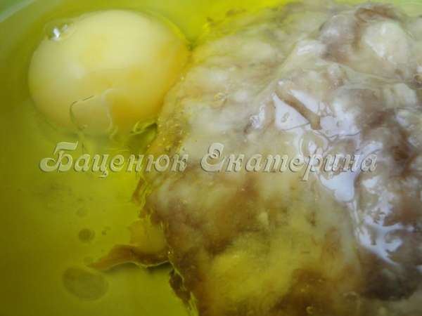 Смешиваем бананы с желтками и маслами Biolio с помощью миксера. 