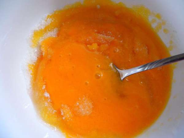 Желтки растереть с сахаром. Желтки растереть с сахаром.