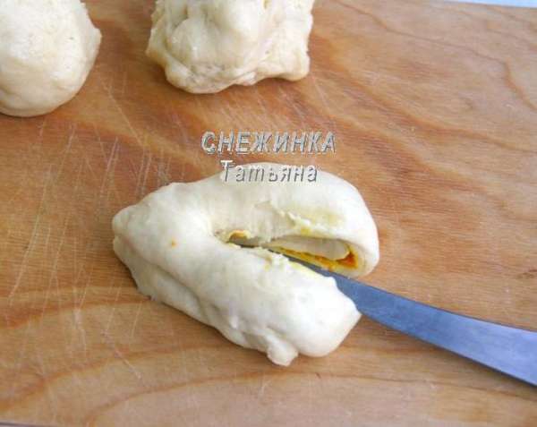 Затем ножом разрезаем заготовку со стороны сгиба. Затем ножом разрезаем заготовку со стороны сгиба.