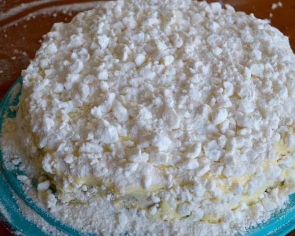 Безе (меренги) поломать на маленькие кусочки и обсыпать ими весь торт. Убрать в холодильник минимум на 2 часа. Имейте ввиду, что через пару часов крем впитает в себя немного крошки из меренг, поэтому возможно, вам потребуется еще немного добавить безе перед подачей торта на стол! 