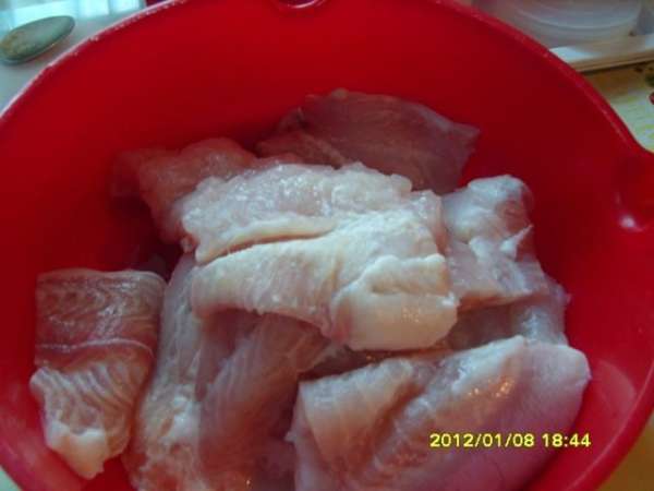 лук и морковь порезать полукольцами