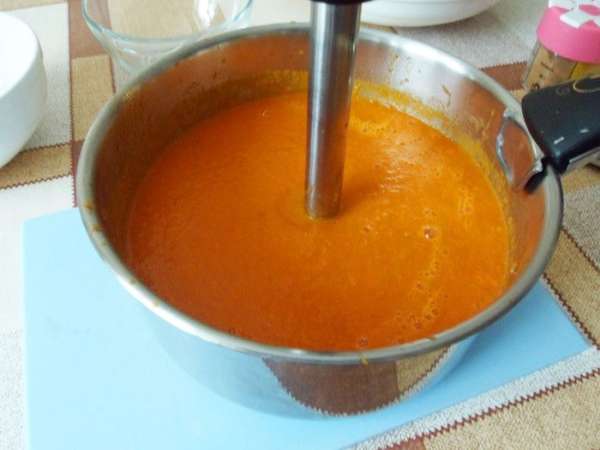 Снять с огня. Тщательно измельчить блендером. Посолить по вкусу.