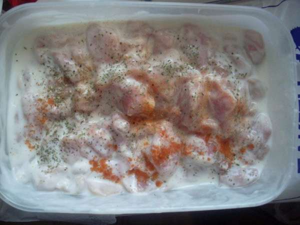 Очистить куриные бедрышки от кожи и жира. Срезать мясо от кости (я из косточек бульон варю для других целей, поэтому немного мяса на них оставляю) и порезать на кусочки размером около 2-3 см. Всего у меня получилось около 300 грамм порезанного филе.
Замочить в кефире, добавить соль и специи по вкусу. Оставить минимум на 30 минут, а лучше на ночь в холодильнике.