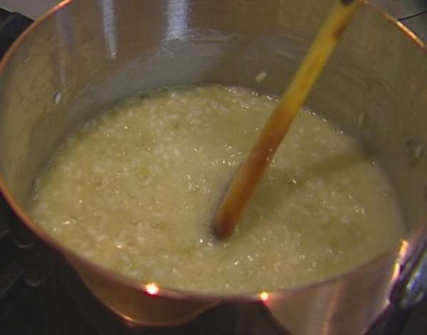 Небольшими частями вливать в рис горячий бульон и готовить 15–18 минут — рис должен стать мягким, но при этом не превратиться в кашу. Небольшими частями вливать в рис горячий бульон и готовить 15–18 минут — рис должен стать мягким, но при этом не превратиться в кашу.