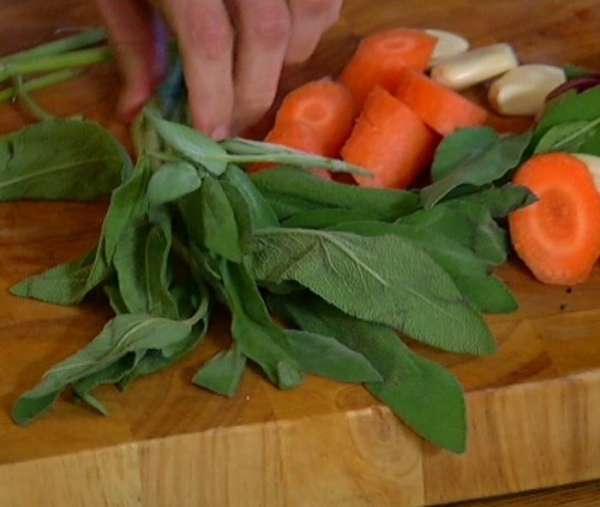 На дно тяжелой глубокой кастрюли (казана или утятницы) выложить стебли шалфея, на них поместить мясо, сверху обжаренные овощи. Залить все горячим куриным бульоном, закрыть кастрюлю крышкой и оправить в разогретую духовку на 40 минут. На дно тяжелой глубокой кастрюли (казана или утятницы) выложить стебли шалфея, на них поместить мясо, сверху обжаренные овощи. Залить все горячим куриным бульоном, закрыть кастрюлю крышкой и оправить в разогретую духовку на 40 минут.