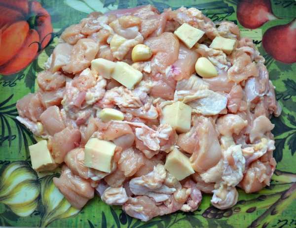 Отделить филе от костей, прокрутить вместе с чесноком и маслом через мясорубку.