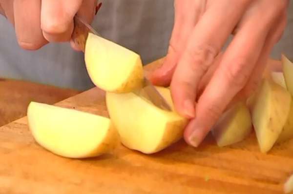 Картофель вымыть и, не очищая, нарезать дольками.