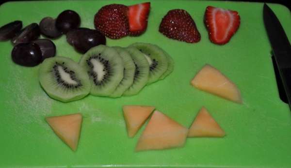 Персик или дыню порезать на красивые небольшие кусочки, также клубнику и киви.