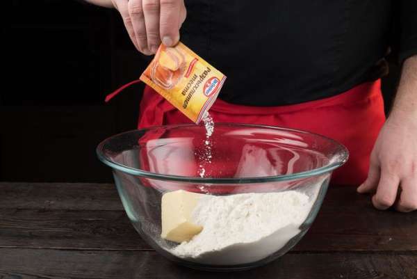 Смешайте мягкое сливочное масло с мукой, солью и разрыхлителем Dr. Oetker, взбейте при помощи миксера.