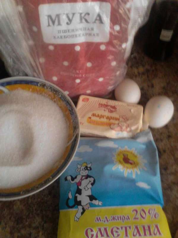 Нам понадобиться следующий набор продуктов: яйца — 2 шт., сахар — 150 г, маргарин — 100 г, мука — примерно грамм 350, может чуть больше или меньше в зависимости, сколько тесто возьмет в себя муки. Для крема: сметана и вареное сгущенное молоко. Сгущенку я покупаю не вареную, а дома в течение 2 часов варю. Нам понадобиться следующий набор продуктов: яйца — 2 шт., сахар — 150 г, маргарин — 100 г, мука — примерно грамм 350, может чуть больше или меньше в зависимости, сколько тесто возьмет в себя муки. Для крема: сметана и вареное сгущенное молоко. Сгущенку я покупаю не вареную, а дома в течение 2 часов варю.