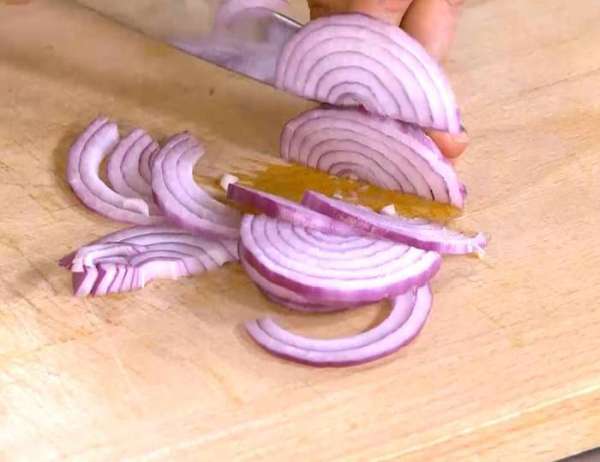 Красный лук почистить и нарезать тонкими кольцами.