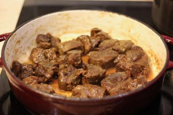 Положите обратно мясо и перемешайте, чтобы покрыть каждый кусок мясо соусом со всех сторон. Прогрейте мясо.