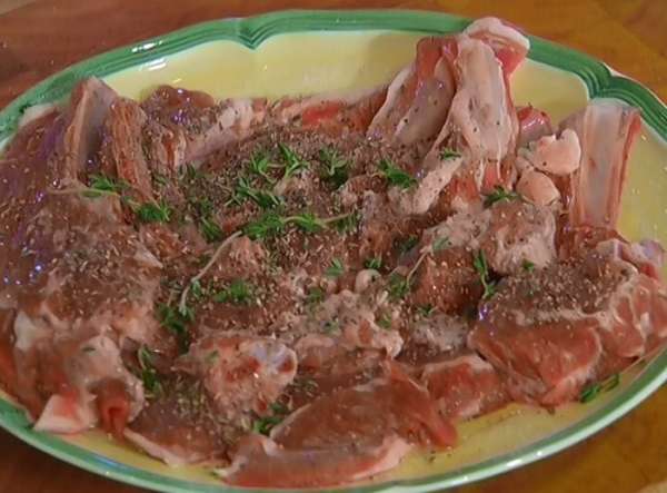 Мясо посолить, поперчить, слегка сбрызнуть оливковым маслом, посыпать орегано, листьями тимьяна, все перемешать и оставить на 10–15 минут. Мясо посолить, поперчить, слегка сбрызнуть оливковым маслом, посыпать орегано, листьями тимьяна, все перемешать и оставить на 10–15 минут.