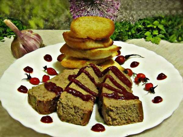 Выложить флан на тарелку и украсить вишнёвым (можно и клюквенным) конфитюром. Дополнительно к флану подайте пшеничные гренки, натертые чесночком и обжаренные на оливковом масле.

