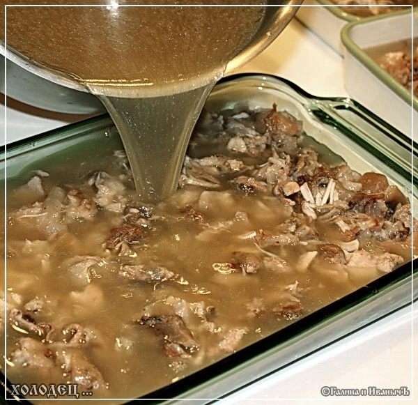 И заливаем бульоном. Аккуратно. И заливаем бульоном. Аккуратно.