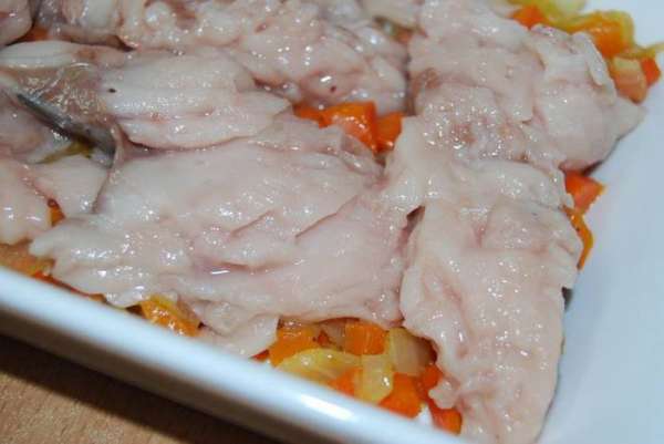 Сверху -кусочки рыбы. Солим,перчим.