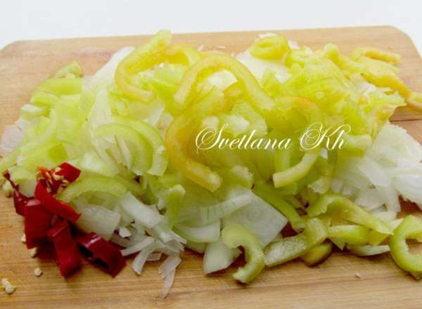 Лук, болгарский перец режем соломкой, острый перец колечками. Лук, болгарский перец режем соломкой, острый перец колечками.