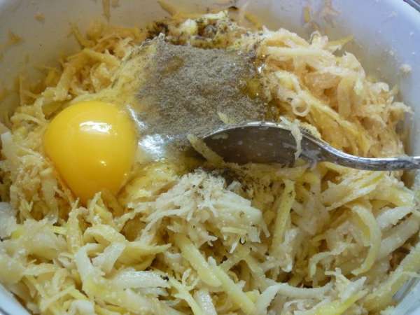 Посолим, поперчим, добавим манку (можно заменить на панировочные сухари), чтоб лишнюю влагу вытягивали. и конечно яйцо для связки всех картофельных молекул. Перемешаем.