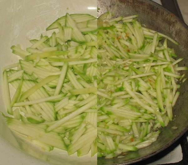 Кабачки нарезать соломкой (я тру на терке Бернера). Кабачки добавить к луку, перемешиваем пару минут, вливаем бульон и тушим при закрытой крышке минут 8.