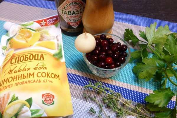 Подготовим все продукты для брусничного соуса на основе майонеза ТМ «Слобода» с лимонным соком. Зелень помоем, промокнем от влаги, у тимьяна оборвем только листочки. Чеснок почистим. Подготовим все продукты для брусничного соуса на основе майонеза ТМ «Слобода» с лимонным соком. Зелень помоем, промокнем от влаги, у тимьяна оборвем только листочки. Чеснок почистим.