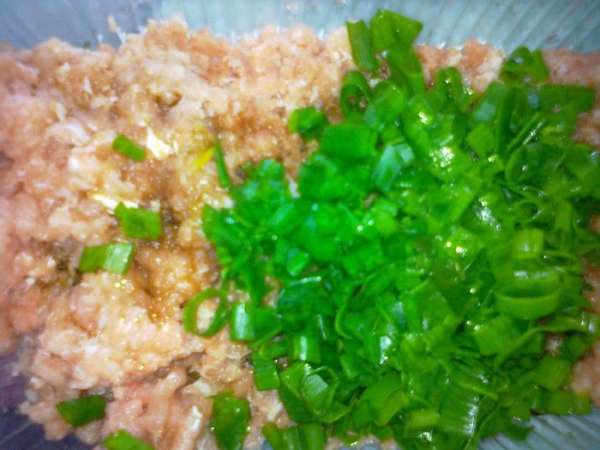 1. Делаем фарш из свинины. Добавляем кунжут.масло, соевый соус, соль, измельченный чеснок, тертый имбирь, рубленый зеленый лук, чили. 