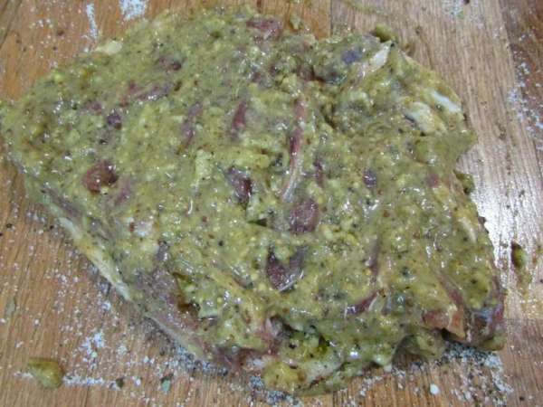 Этим маринадом хорошо смазать мясо с обеих сторон. Этим маринадом хорошо смазать мясо с обеих сторон.